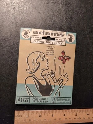 Adams MARIPOSA VOLADORA broma broma mordaza puesta en una tarjeta Foto 1 de 4
