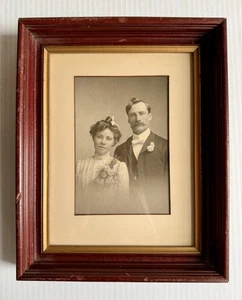 Ritratto di matrimonio vintage 1904 di coppia Dapper, cornice profonda in legno e oro 7,5x9,5" - Foto 1 di 6