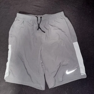 Nike Dri-Fit pantaloncino grigio ventilato foderato running uomo taglia small - Foto 1 di 3