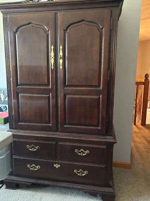 Juego de dormitorio Thomasville de cereza maciza de 5 piezas Foto 1 de 4