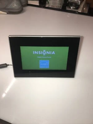 Insignia 7" Widescreen LCD Digital Photo Frame NS-DPF0712G black/silver in box - Image 1 of 4