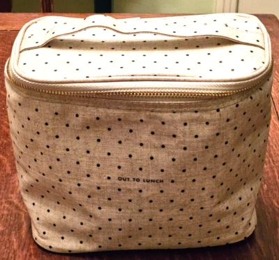 Сумка обеденная Kate Spade 'Out to Lunch' в горошек изолированная. Розовый интерьер румяна. - Изображение 1 из 4