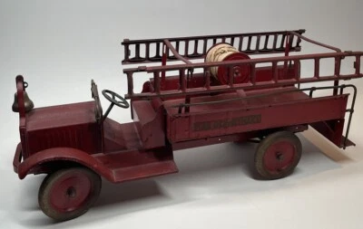 Camión de bomberos Keystone Packard de 1920 de acero prensado Foto 1 de 4