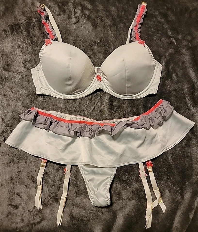 Sujetador y falda liguero de satén Victoria's Secret 36D/L Foto 1 de 4