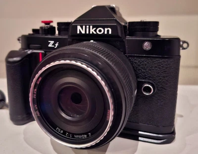 Nikon Zf SE Kit Nikkor Z40mm 1:2  Garantie 06/26 2x EN EL15C 5900 Auslösungen  - Bild 1 von 4