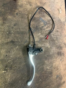 SOPORTE Y CABLE PALANCA DOBLE EMBRAGUE KAWASAKI KZ650/Z650/Z1000 A1/A2/Z900A4/Z750 - Imagen 1 de 3