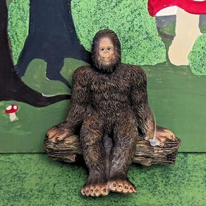 Estatuilla de jardín Sasquatch miniatura Lil' Perching Bigfoot con colgador de dientes de sierra - Imagen 1 de 4
