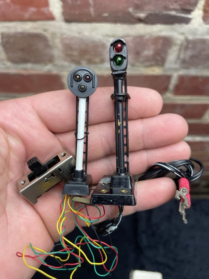 Model Power N Scale TARGET SIGNAL 8572 & Additional Signal - Image 1 of 4