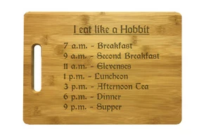 Nerd Geschenk Essen wie ein Hobbit Essen Zeiten Gravur Schneidebrett - HdR Geschenk - Bild 1 von 2