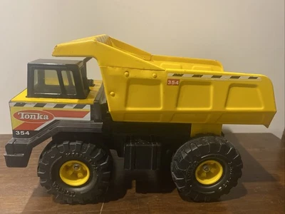 Tonka Yellow Dump Truck Year 1999 , 354 ,20871 , UK 16 Inche - image 1 of 4