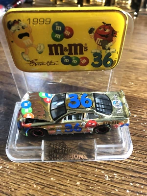 Coche premium Ernie Irvan #36 cromo dorado 1999 M&M con neumáticos medallón y goma Foto 1 de 4