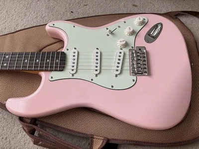 Squier Classic Vibe 60’s Stratocaster Shell Pink FSR CME Exclusive Fender Bag - Image 1 of 4