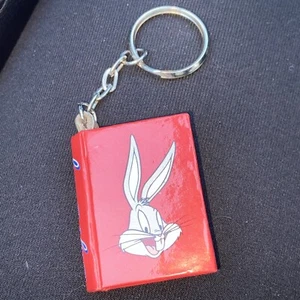 Keychain Bugs Bunny Looney Tunes 1998 New It is A Tiny Notebook Keychain - Picture 1 of 4