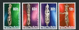TÓTEMS FUNERARIOS TALLADOS NOMBOWAI de Papúa Nueva Guinea 1985 sg 512-15 sc 632-35 montado sin montar o nunca montado - Imagen 1 de 1