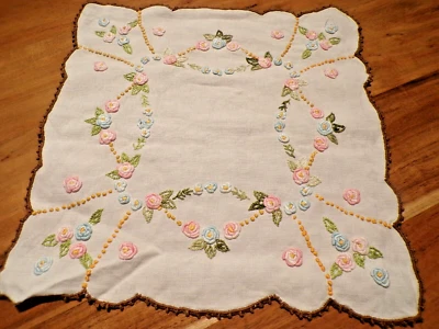 Linge ancien Napperon lin blanc brodé  a la main de fleurs multicolores - Photo 1/4