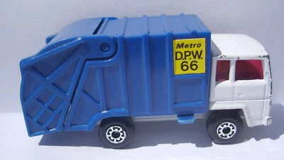 Matchbox Superfast Refuse Truck Metro D.P.W.66 China from 1986 I-75 Series - Image 1 of 4