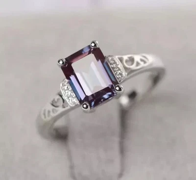 Anillo de compromiso para mujer enchapado en oro blanco con corte esmeralda de 3 quilates de alejandrita creado en laboratorio Foto 1 de 4