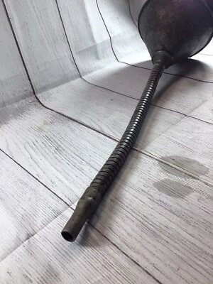 Embudo de aceite de metal galvanizado vintage cuello de cisne manguera flexible granja tienda de automóviles Foto 1 de 4