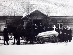 Antik POST Mortem Foto Sarg Winter Beerdigung Pferd Anhänger ca. 1920er - Bild 1 von 3