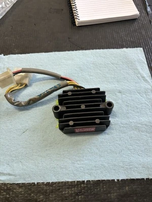 83 Honda CB1100F SHINDENGEN retificador regulador de tensão SH236B-12 - Imagem 1 de 3