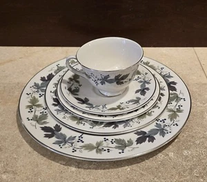 Royal Doulton Burgund 6-teiliges Geschirrset Bone China Made in England - Bild 1 von 17