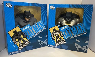 DC Direct UNI-FORMZ figures Set Of 2 Batman Black and Grey Modern & Armored - Imagem 1 de 4