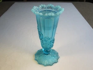 Antik 1899 Northwood geriffelte Schriftrolle blau opaleszierendes Glas mit Rebenfußvase - Bild 1 von 6