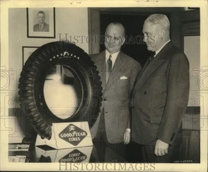 Pressefoto E.J. Thomas & Cliff Slusser of Goodyear Examine Synthetikreifen - Bild 1 von 2