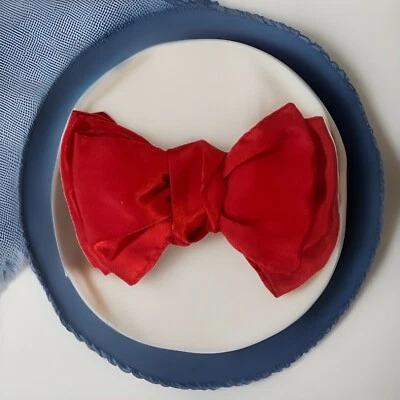 Moño de pelo de seda roja: accesorio elegante y clásico para cualquier ocasión Foto 1 de 3