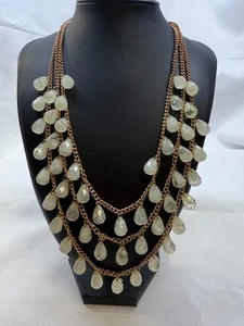 Collar babero multihilamento tono dorado Laila Rowe con cuentas colgantes facetadas de opalina - Imagen 1 de 11