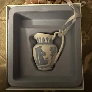 Brocca iconica bianca Wedgwood ornamento neoclassico blu design a rilievo 3" - Foto 1 di 4