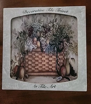 Cesta de flores de remache de azulejos decorativos vintage y pat de frutas firmado por Richter Foto 1 de 2