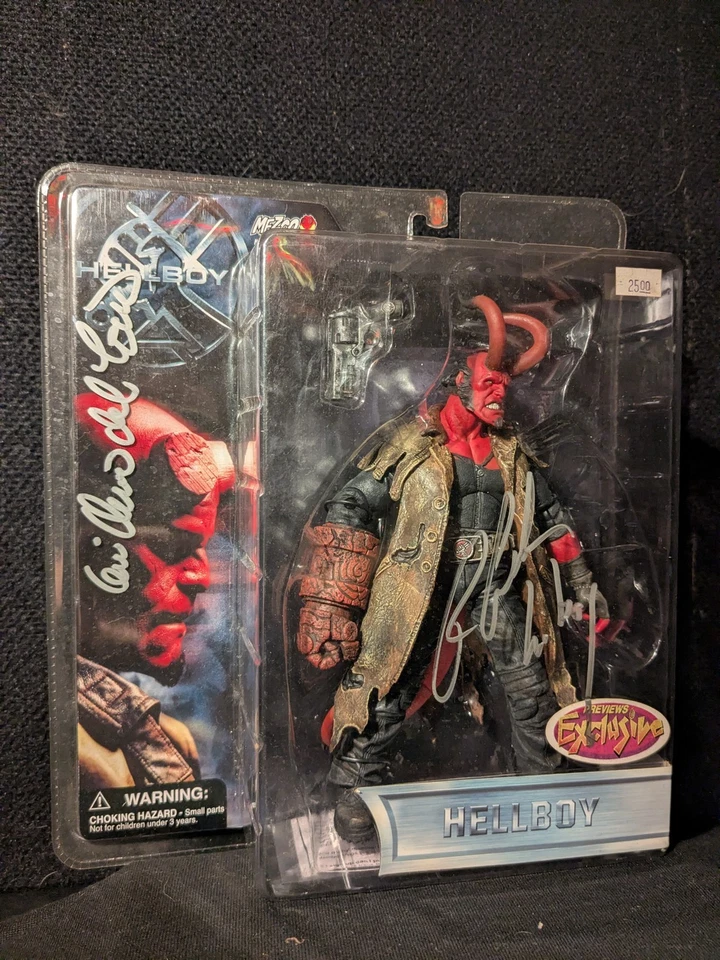 Figura de acción firmada Mezco Hellboy Ron Pearlman y Guillermo del Toro firma Foto 1 de 4
