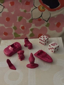 Barbie Monopoly Gioco Gettone Rosa 6 Personaggi di Ricambio e Dadi Tacco Alto Auto Cane - Foto 1 di 6