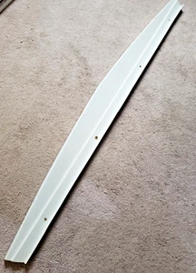 92-02 CADILLAC ELDORADO CENTER REAR BUMPER TRIM FILLER MOLDING SPACER 3549135 - Picture 1 of 3