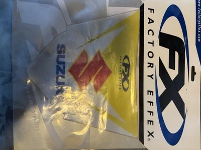 Adesivo para para-lama dianteiro Suzuki Factory Fx RMZ450 e RMZ250 - Imagem 1 de 4