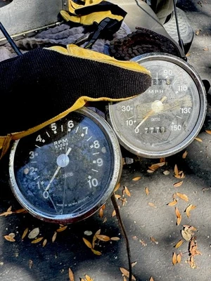 Gran lote a granel de piezas de moto británica vintage. Medidores Smiths, Lucas, etc. Foto 1 de 4