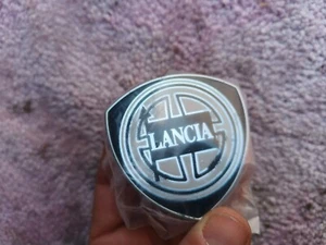 ORIGINAL 82427068 1x FRIEZE COAT OF ARMS GRID LANCIA DELTA 4WD THEME 8.32 FERRARI - Picture 1 of 4