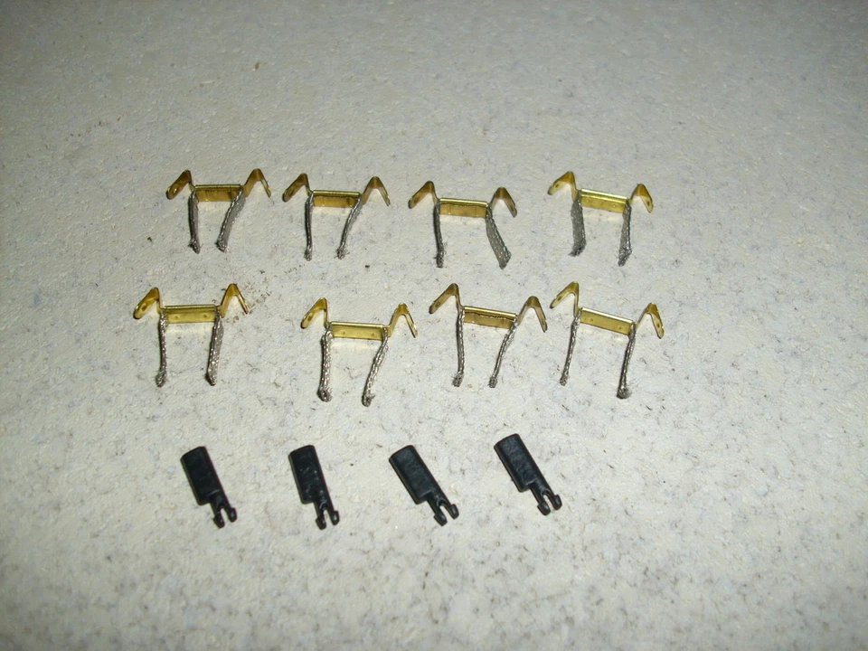 Carrera GO GO+ D143 61510   8 Stück Schleifer Doppelschleifer + 4 Leitkiele NEU - Bild 1 von 1