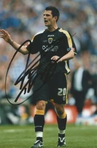 CARDIFF: STEVEN THOMPSON SIGNED 6x4 ACTION PHOTO+COA - Picture 1 of 1