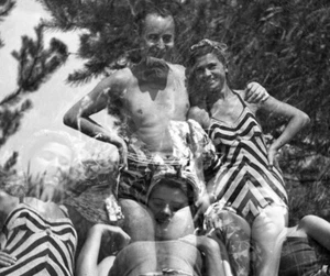 doble exposición, fantasma, inusual, niñas y niños en trajes de baño, playa, aleta vintage - Imagen 1 de 3