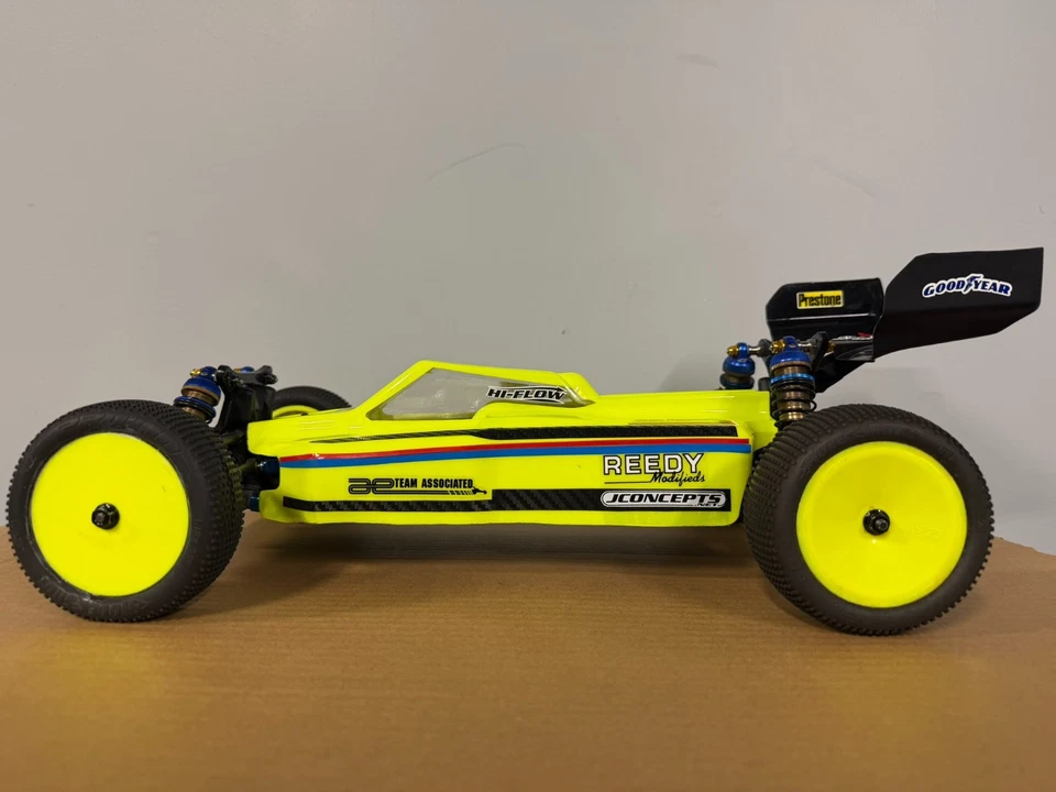 TEAM ASSOCIATED RC10 B64D**GORGEOUS CONDITION**4WD ASSOCIATED BUGGY - Image 1 of 4