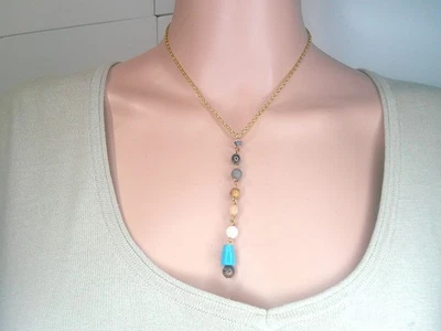 Collar colgante con cuentas de gota larga de múltiples piedras preciosas con cadena de placa de oro Foto 1 de 4