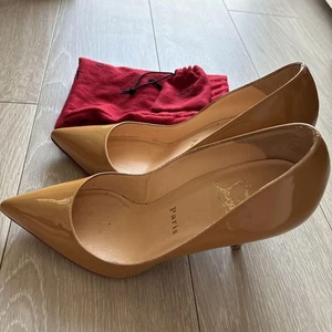 Christian Louboutin Patent decolte a punta beige taglia 36 - Foto 1 di 24