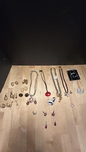 Modeschmuck Konvolut Clip-On Ohrringe Halsketten Armbänder Ringe Strass Kamee - Bild 1 von 24