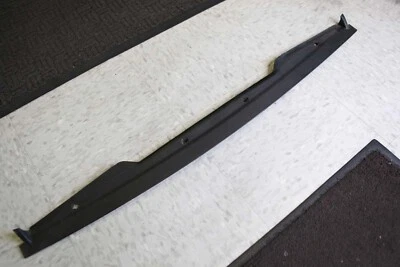 Центральный отражатель верхняя отделка заднего фонаря 95-98 Porsche 911 993 993.559.621.00 G - Изображение 1 из 4