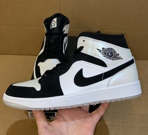 Air Jordan 1 Mid Blanco Negro Rosa Ártico Claro - hypescrape