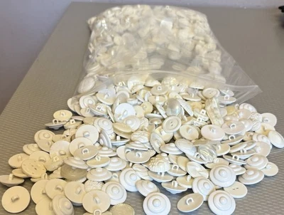 Enorme lote de botones antiguos de colección mezclados de plástico grande blanco nacarado crema abovedado 2,5 lb Foto 1 de 4