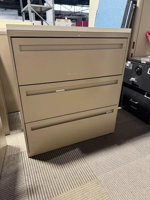 Archivador lateral 3Dr 36"Wx18"Dx40 1/2"H de HON en color tostado con tapa laminada blanca Foto 1 de 4