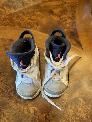 RETRO JORDAN GRIS NIÑO PEQUEÑO 7C (EU 23.5) SIN CAJA Foto 1 de 4